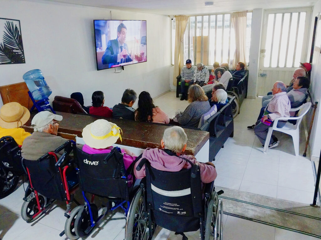 Enriqueciendo la vida en el adulto mayor con actividades culturales en un hogar geriátrico en Bogotá.