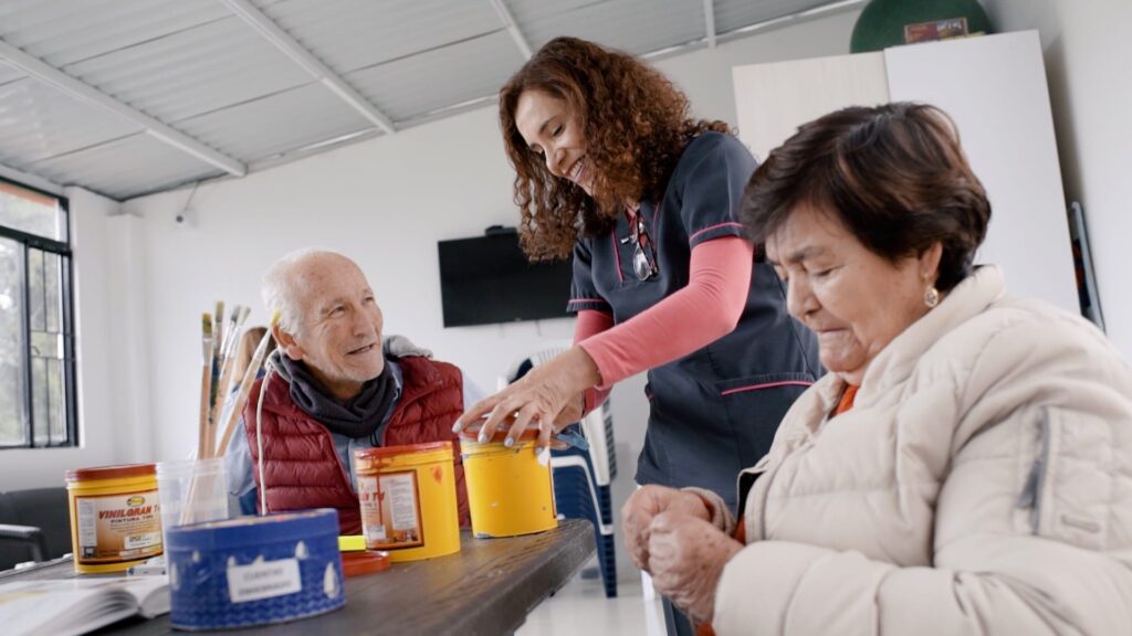 Fisioterapeutas del hogar geriátrico Ancestros en Bogotá realizando actividades con adultos mayores.