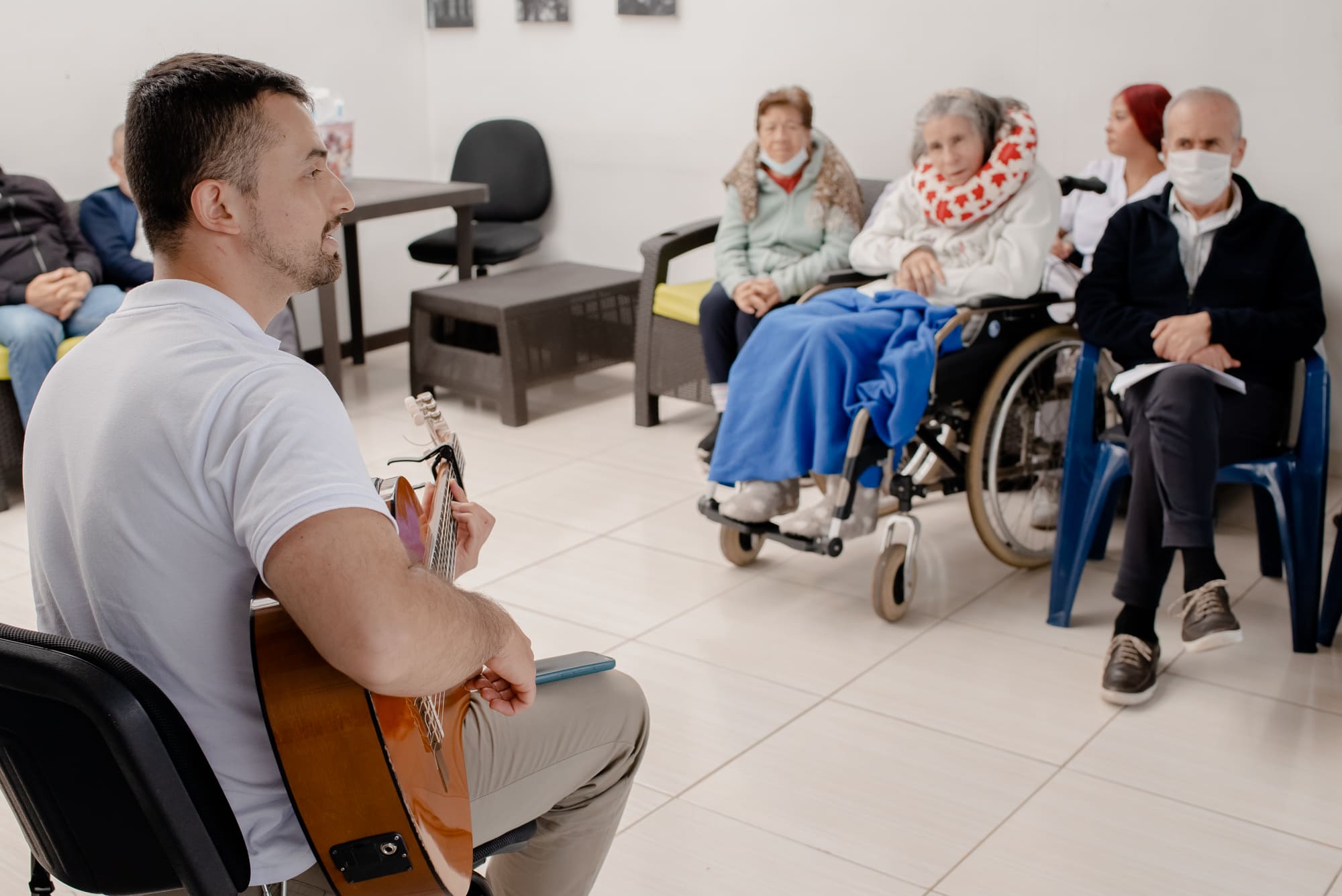 Musicoterapia, una actividad que ejercemos en nuestro Hogar Geriátrico en Bogotá Ancestros para los adultos mayores.