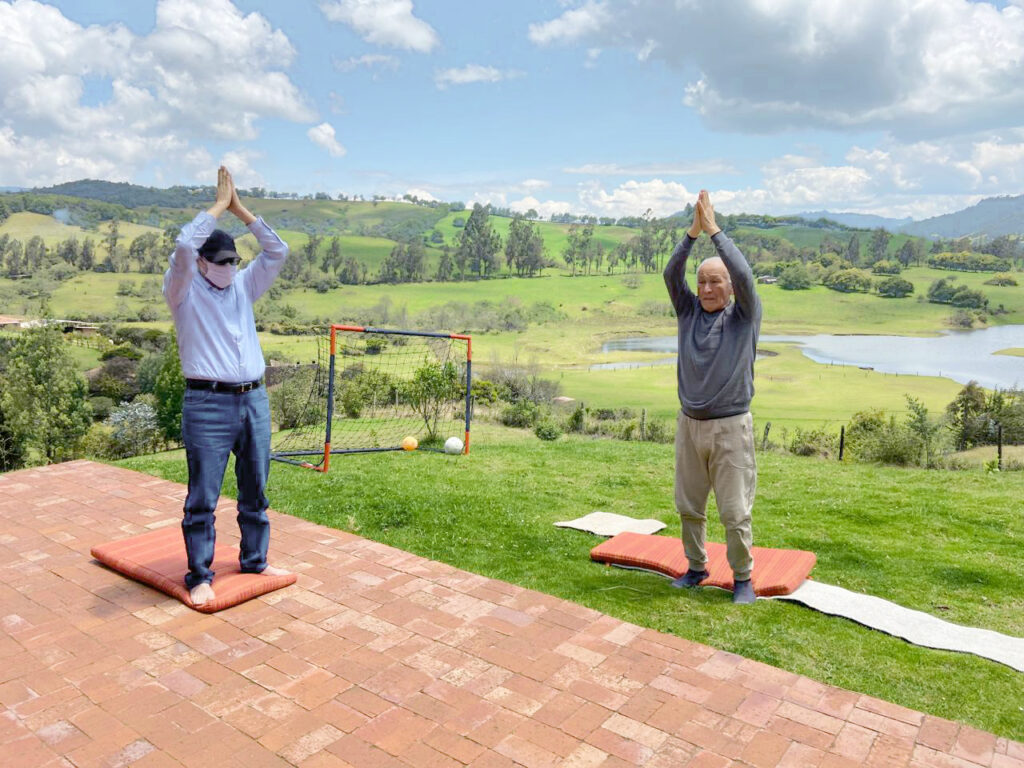 Yoga que fortalece el bienestar del adulto mayor en Bogotá.